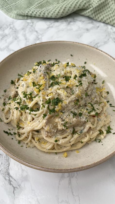 This baked boursin pasta with artichokes is so simple and packed with so much flavour. Simply bake the sauce, cook the pasta and mix. Baked Boursin Pasta, Pasta With Artichokes, Baked Boursin, Boursin Pasta, Prosciutto Sandwich, Mozzarella Prosciutto, Pasta With Lemon, Pesto Mozzarella, Artichoke Pasta