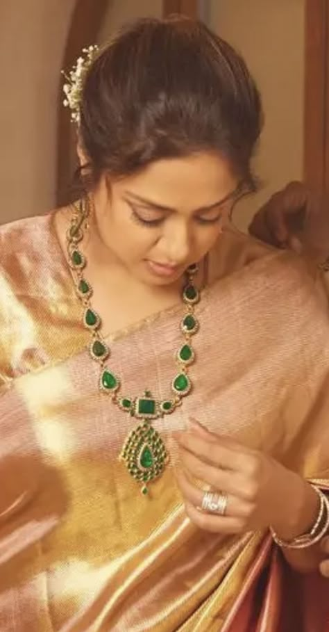 Emerald Necklace Indian Gold Jewellery, Kasumalai Designs, Pagadam Jewellery, Emerald Necklace Indian, Emerald Haram, Latest Gold Necklace Designs, Ruby Necklace Designs, Emerald Jewellery, Gold Haram