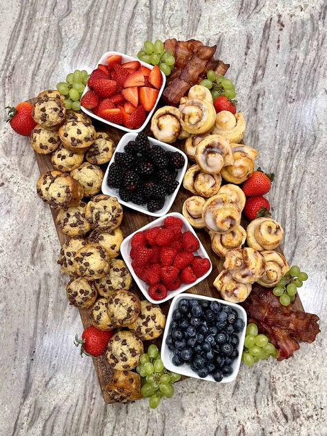 Mini Muffin and Cinnamon Roll Breakfast Board by The BakerMama Mini Muffin Charcuterie Board, Breakfast Charcuterie Board Party, Breakfast Food Board, Kids Birthday Brunch Ideas, Holiday Breakfast Board, Breakfast Food Party, Cinnamon Roll Board, Breakfast Snack Board, Muffin Board Ideas