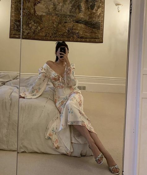 Art | Vintage look | Mirror selfie pose | White dress Vintage Mirror Selfie, Dress Mirror, Selfie Pose, Mirror Selfie Poses, Vintage Mirror, Selfie Poses, Art Vintage, Fashion Sense, Vintage Look