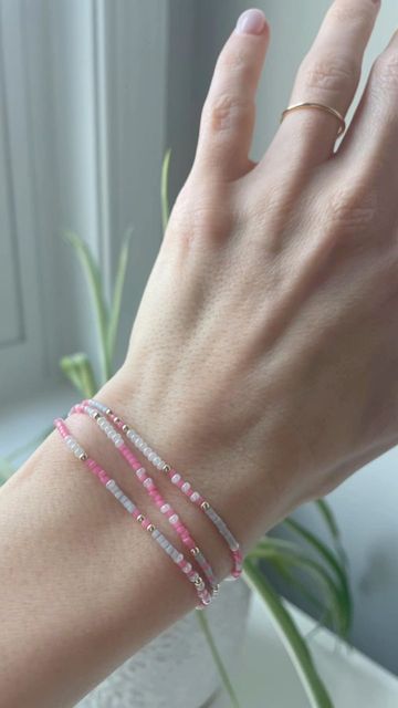 2mm Beads Bracelet, Diy Dainty Bracelet, Pink Glass Bead Bracelet, Tiny Glass Bead Bracelet Ideas, 2mm Seed Bead Bracelet, Small Beads Bracelets Ideas, Minimalist Beaded Bracelet, Aesthetic Seed Bead Bracelets, Small Beaded Bracelets Aesthetic