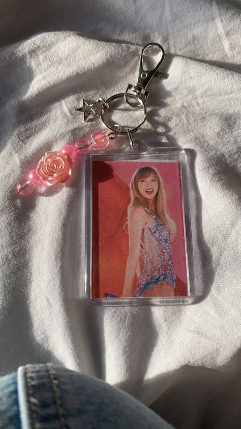 Taylor Swift Keychain Ideas, Gift Odeas, Taylor Swift Keychain, Taylor Swift Things, Taylor Swif, Aesthetic Objects, Taylor Swift Party, Bracelet Organizer, Taylor Swift Birthday