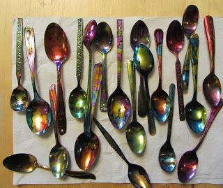 Made by Nicole: Altered Spoons how to Collector Spoon Crafts, Old Forks And Spoons Ideas, Spoon Dragonfly Craft, Spoon Projects, Repurpose Silverware, Decorated Spoons, Shabby Interior, Altered Spoons, Spoon Ornaments