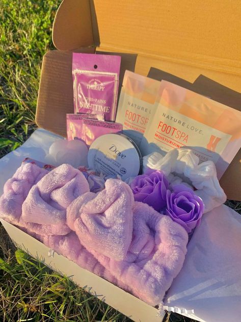 Purple Birthday Box Ideas, Purple Gift Box Ideas, Makeup Gift Box Ideas, Purple Gift Basket, Skin Care Gift Box Ideas, Purple Gift Ideas, Relaxation Gift Basket, Homemade Gift Boxes, Girly Gift Ideas