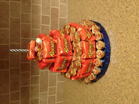 Reese's peanut butter cup cake Reeses Cake, Birthday Candy Bouquet, Reeses Candy, Candy Bar Cake, Reese's Peanut Butter Cup, Candy Arrangements, Candy Birthday Cakes, Candy Gift Baskets, Candy Birthday