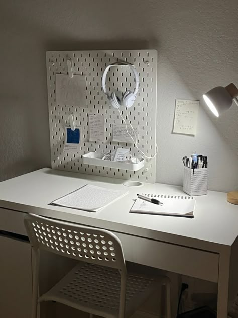 study desk decor Aesthetic Simple Study Desk, Study Space Minimalist, Simple Korean Room Ideas, Korean Room Aesthetic Desk, White Korean Bedroom Aesthetic, Desk Minimalist Aesthetic, Desk Decor Korean, Korean Study Room, Korean Room Design