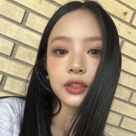 Hanni NewJeans icons selca Kawaii Clothes Goth, Makeup Looks Tutorial, My Chemical, Kpop Girl Groups, New Girl, Makeup Inspo, Role Models, Korean Girl, Rappers