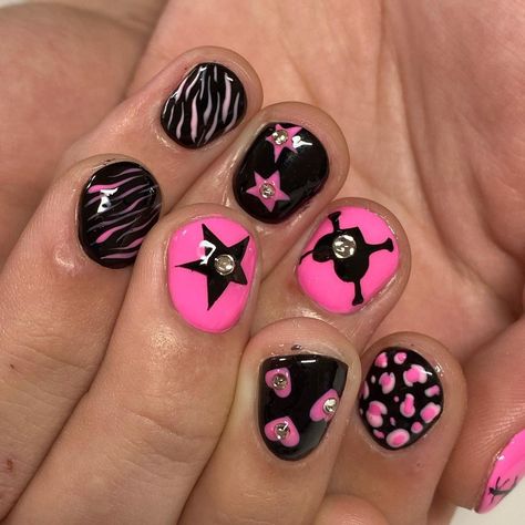 Short Emo Nail Designs, Short Cyberpunk Nails, Edgy Short Nails, Short Edgy Nails, Short Emo Nails, Short Nails Y2k, Y2k Short Nails, Short Y2k Nails, Y2k Nails Short