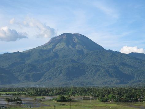 Volcano In Philippines, Kanlaon Volcano, Venezuela Quotes, Last Shadow, Made In Heaven, Volcano, Mount Rainier, Mother Earth, Philippines