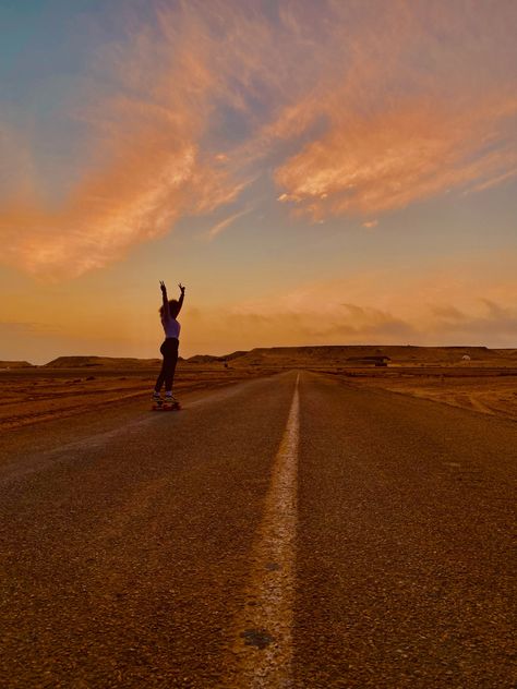 Skateboarding #skate #sunset #skategirl #photography #model #roadtrip Inline Skating Aesthetic, Sunset Skateboarding, Crow Core, Village Boy, Aesthetic Skateboard, Skater Girl Aesthetic, Skateboarding Aesthetic, Skate Vibes, Desert Road