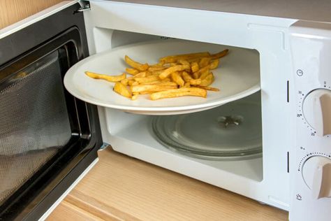 50 Things You Never Knew Your Microwave Was Capable Of Doing Microwave French Fries, Reheat French Fries, Microwave Grill, Heston Blumenthal, Crispy Fry, Stale Bread, Kitchen Sponge, S'mores, Microwave Recipes