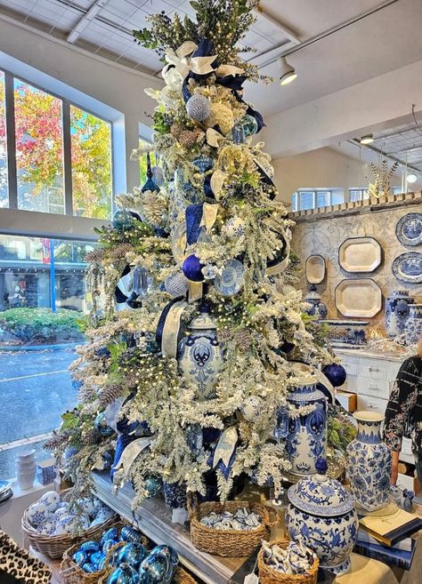 A collection of ideas, tips and inspiration. Blue And White Chinoiserie Christmas Tree, Blue And White Holiday Decor, Blue Toile Christmas, Blue Willow Christmas Tree, Blue Christmas Tablescapes, White Blue Christmas Tree, Delft Decor, Blue Christmas Theme, Blue Christmas Decor Ideas