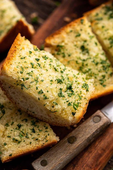 Breadsticks Aesthetic, Garlic Bread Aesthetic, Easy Homemade Garlic Bread, Hello 17, How To Cook Garlic, Homemade Garlic Bread Recipe, Garlic Bread Pizza, Make Garlic Bread, Homemade Garlic Bread