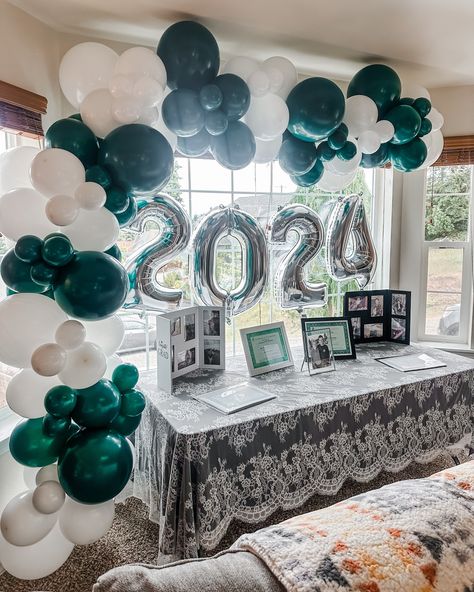 I always love the classic green +white for PAHS! Congrats, Grads!! 💚🤍 #balloongarland #balloonsdecoration #balloons🎈 #portangeleswa #gradparty #gradpartydecor Balloons For Graduation Party, White Graduation Party, Grad Party Decorations, Grad Party, Grad Parties, Balloon Garland, Graduation Party, Balloons, Green