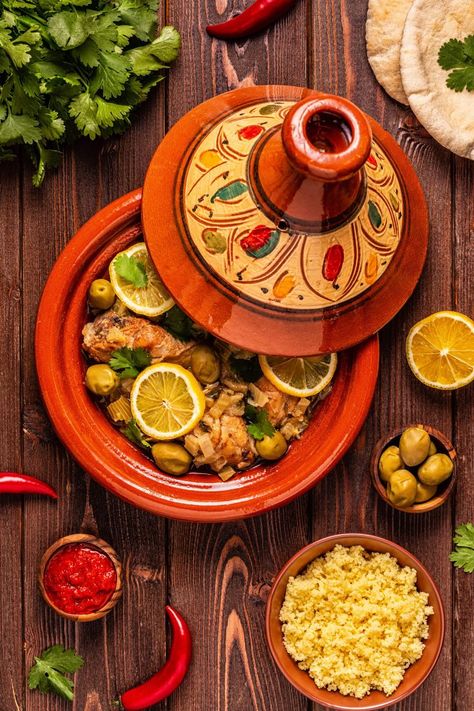 La recette du poulet au citron façon tajine de Cyril Lignac Moroccan Photography, Moroccan Chicken Recipe, Tagine Cooking, Saffron Chicken, Chicken Tagine, Moroccan Cooking, Moroccan Dishes, Broiled Chicken, Moroccan Chicken