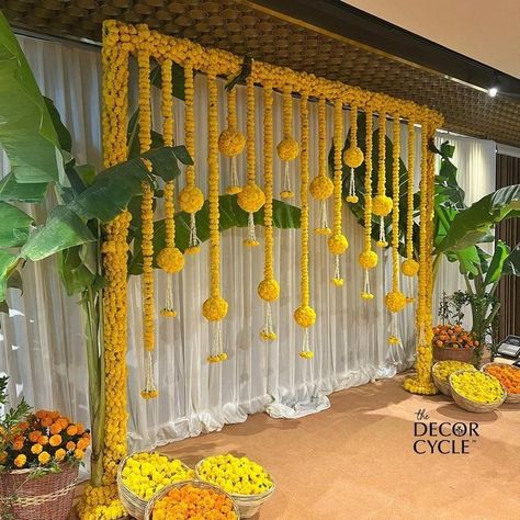 Haldi Decoration South Indian Mehendi Decor, Yellow Background Decoration, Simple Flower Backdrop Decoration, South Indian Haldi Decoration, Haldi Setup Decor On Terrace, Simple Mehendi Backdrop, Simple South Indian Wedding Decor, South Indian Wedding Backdrop, Haldi Simple Decoration