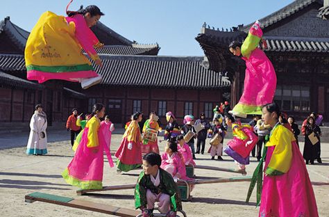 See the Chuseok harvest festival in Korea.  -addicted to jumping on this- Korean Games, Harvest Festivals, Korean Holidays, Moon Festival, South Korea Travel, Royal Brides, Traditional Korean, Korea Travel, Traditional Games