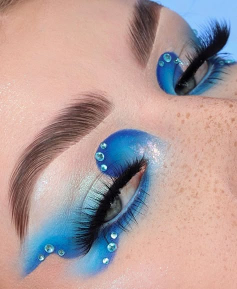 Eye makeup/eye shadow looks Ocean Themed Makeup, Ocean Makeup Looks, Ocean Eyeshadow, Water Inspired Makeup, Water Makeup Looks, Creative Eyeshadow Looks, Shark Makeup, Crazy Eyeshadow, Unconventional Makeup