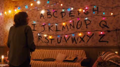 Una de las imágenes más impresionantes de la serie, es una pared con letras pintadas y luces de neón. Stranger Things Alphabet Wall, Stranger Things Alphabet, Stranger Things Wall, Stranger Things Halloween Party, Stranger Things Lights, Stranger Things Christmas, Stranger Things Gifts, Netflix Stranger Things, 11 Stranger Things