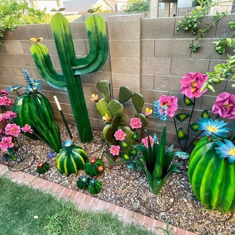 Cactus Yard Art, Cactus Yard, Metal Cactus, Diy Backyard Patio, Garden Crafts Diy, Garden Yard Ideas, Backyard Garden Design, Diy Garden Projects, Backyard Makeover