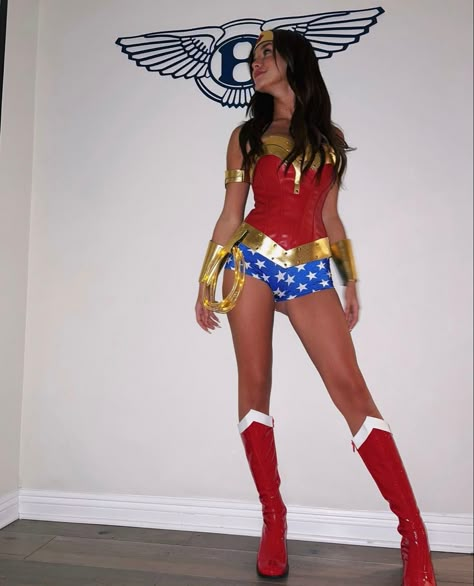 halloween fits - wonder woman Hallo Costumes, Wonder Woman Halloween, Wonder Woman Halloween Costume, Halloween Duo, Halloween Costumes Brunette, Superhero Halloween Costumes, Halloween Fits, Classy Halloween Costumes, Bff Halloween Costumes