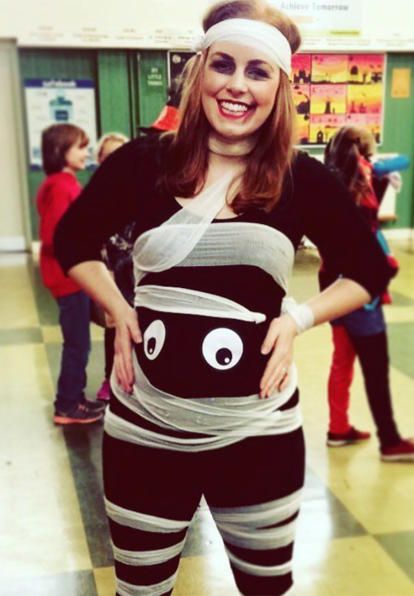 26 Ways You Can Nail Your Maternity Halloween Costume This Year Pregnant Costumes, Skeleton Xray, Pregnancy Survival Kit, Halloween Costumes You Can Make, Pregnancy Costumes, Pregnant Halloween Costumes, Stile Casual Chic, Pregnant Halloween, Diy Kostüm