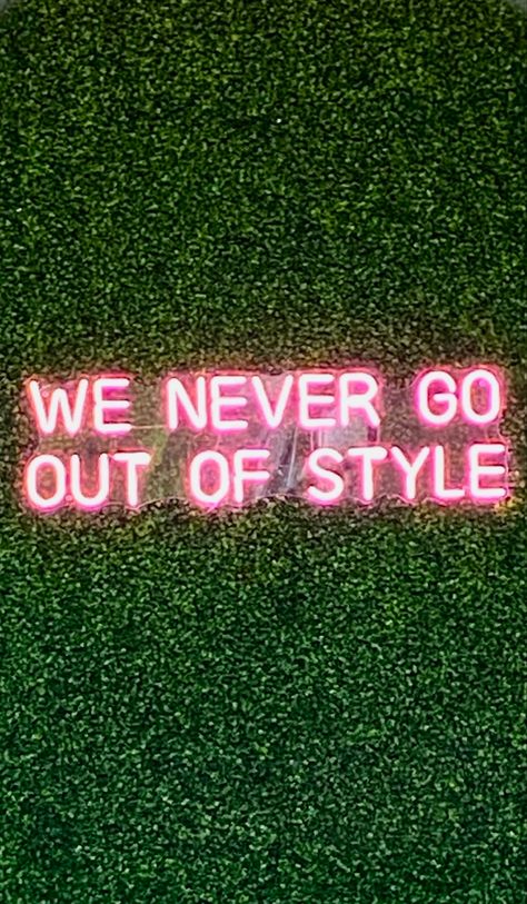 Neon Taylor Swift, Pink Neon Aesthetic, 1989 Party, Swiftie Wallpaper, Friendsgiving 2023, New York City Night, 22 Birthday, Swift Aesthetic, Aesthetic Nyc