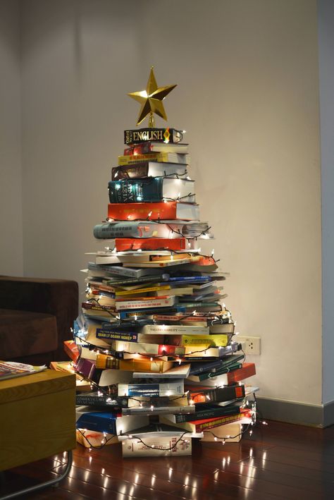 Christmas tree made out of books - Imgur Book Christmas Tree, Best Christmas Lights, Book Tree, Alternative Christmas, Alternative Christmas Tree, Noel Christmas, Diy Book, Diy Christmas Tree, Christmas Books