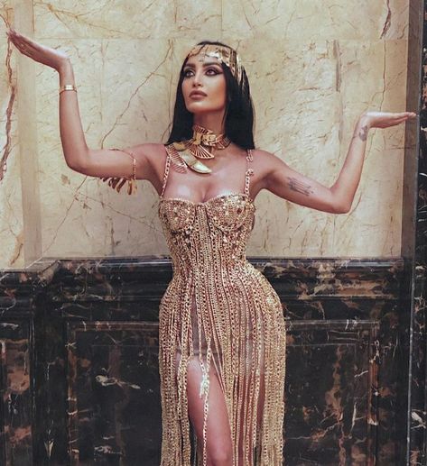 Mony Helal, Cleopatra Inspired Outfit, Chic Halloween Costumes, Chic Halloween Costume, Cleopatra Halloween, Queen Outfits, Side Show, Hot Halloween Outfits, Divine Goddess