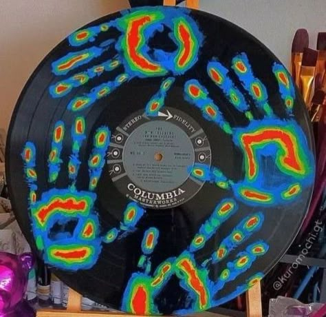 Record Painting Ideas, Painted Vinyl Record, Vinyl Record Painting, Vinyl Record Art Ideas, Painted Records, Vinyl Paintings, Painted Vinyl Records, Vinyl Art Paint, Record Crafts