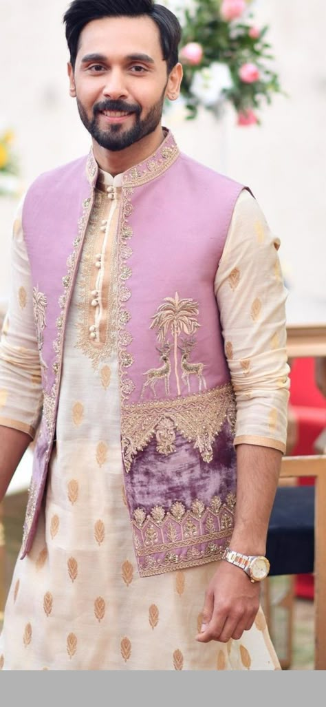 Wedding Dress Ideas Indian Men, Men's Ethnic Wear Indian, Golden Jacket Outfit Indian, Gents Wedding Outfit, Engagement Mens Wear, Bandi Jacket Men With Kurta, Grooms Mehndi Outfit, Men’s Indian Traditional Wear, Mens Clothing Styles Indian