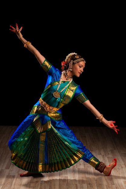 Bharatnatyam Costume, Human Composition, Bharatnatyam Dance, Dance Pic, Bharatanatyam Costume, Bharatanatyam Dancer, Indian Classical Dancer, Bharatanatyam Poses, Dance Forms