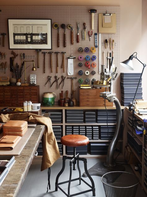 Arbejdsplads Garage, Workspace Studio, Deco House, Workshop Studio, Studio Organization, Creative Workspace, Leather Workshop, Garage Art, Work Room