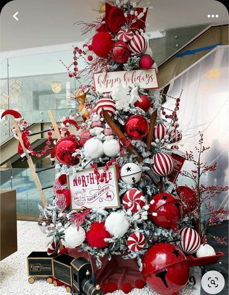 Ideas Decoracion Navidad, Christmas Tree Festival, Homes Around The World, Candy Cane Christmas Tree, Christmas Tree Decorating, Grinch Christmas Decorations, Christmas Tree Decorating Themes, Peppermint Christmas, Red White Christmas