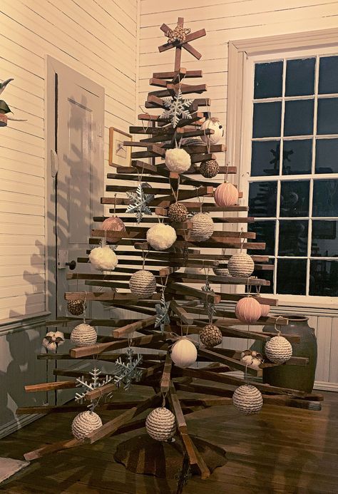 Stick Xmas Tree, Dowel Tree Diy, Wood Stick Christmas Tree, Wood Lathe Christmas Tree, Stick Tree, Tobbaco Stick Ideas, Alternative Christmas Tree Diy, Stick Christmas Tree, Christmas Tree Nails