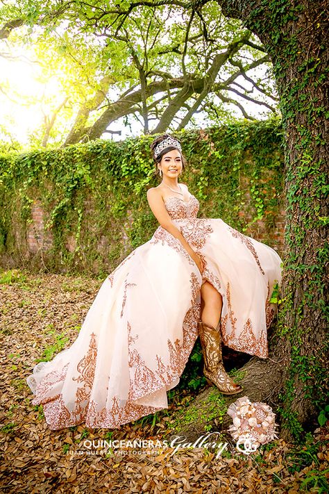 Western Quinceanera Dresses, Rancho Style Quinceanera, Pink Vaquera Quince, Ranch Quinceanera Ideas, Country Quinceanera Ideas, Quince Photo Ideas, Chambelanes Outfits Quinceanera Vaquero, 15 Pictures Ideas With Horses, Quince Horse Photoshoot