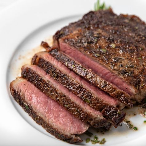 Nugget Markets Pan-Seared Beef Ribeye Recipe Crusted Steak, Rib Eye Recipes, London Broil Recipes, Crostini Recipes, Goat Cheese Recipes, Fingerfood Party, Alain Ducasse, Red Wine Sauce, Rib Eye