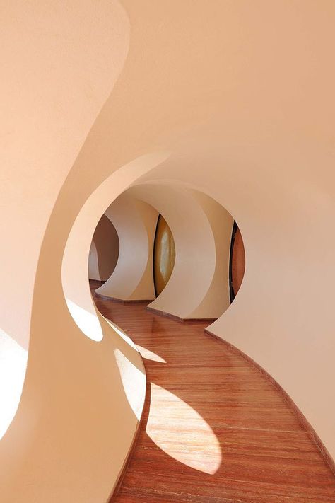 Dior Cruise 16 - Palais Bulles-Eclectic Trends Dreamscape Architecture, Dior Cruise, Curved Walls, Organic Architecture, Pierre Cardin, Design Case, Cheap Home Decor, Dream Home Design, 인테리어 디자인