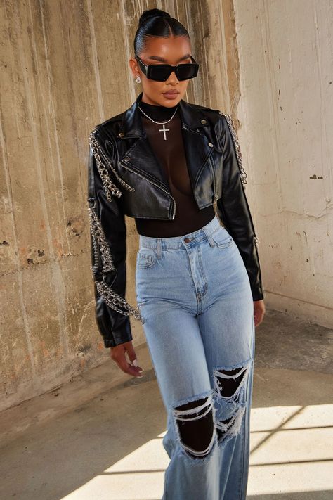 Cropped Moto Jacket Outfits, Black Denim Jacket Outfit, Motorcycle Jacket Outfit, Moto Jacket Outfit, Outfits Concert, Cropped Moto Jacket, Street Fits, Performance Outfits, Jacket Collar