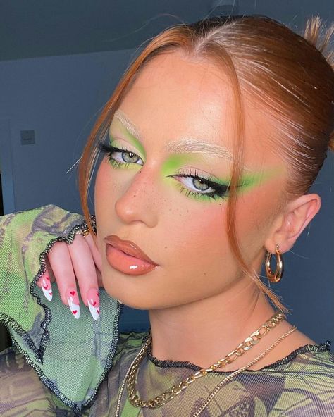 Everyday Eyeshadow, Smudged Eyeliner, Green Eyeliner, Vibrant Makeup, Inspo Makeup, Neon Makeup, Rave Makeup, Green Makeup, Eye Makeup Designs