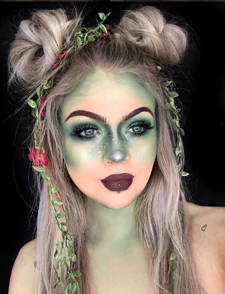 Halloween makeup doesn't have to be scary. We love this pretty green look because it could work for a fairy costume or for poison ivy. Horror Smink, Nem Halloween Makeup, Corpse Bride Makeup, Ghost Makeup, Makeup Clown, Makeup Zombie, Halloween Makeup Look, Fantasy Make-up, Halloweenský Makeup