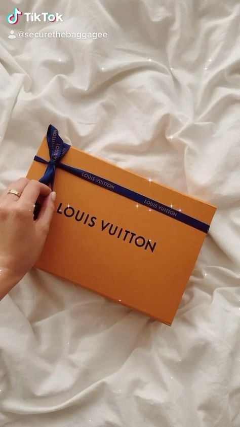 Louis Vuitton Bag For Under $700 [Video] | Louis vuitton bag, Unboxing packaging, Fashion packaging Unboxing Packaging Ideas Videos, Louis Vuitton Unboxing, Unboxing Packaging, Apple Ipad Accessories, Lux Fashion, Luxury Packaging Design, Creative Jewelry Photography, Bag Illustration, Jewelry Photography Styling