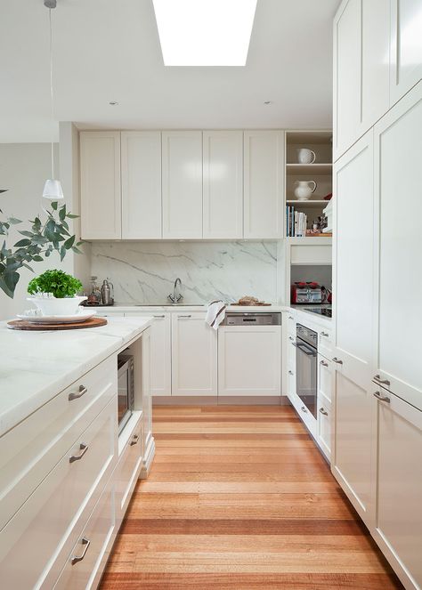 The Best White Dulux Paints to Pick for your Interior Beach Kitchen Ideas, Kitchen Style Ideas, Hampton Style Kitchen, Hamptons Kitchen, Hamptons Style Home, Lovely Kitchen, Beach Kitchens, White Kitchen Design, Hamptons House