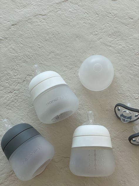 Baby Shopping Aesthetic, Baby Bottles Aesthetic, Baby Bottle Aesthetic, Feeding Bottles For Baby, Baby Products Aesthetic, Baby Things You Need Newborns, Baby Stuff Aesthetic, Baby Things Aesthetic, New Mom Aesthetic