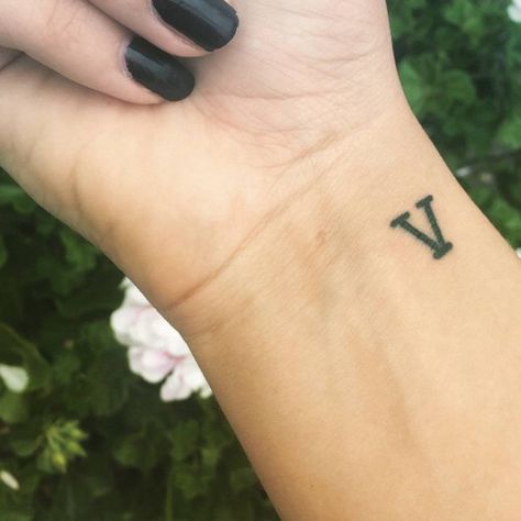 V tattoo Best Tattoo Fonts, Tattoo Font For Men, 5 Tattoo, V Tattoo, Roman Numeral Tattoos, Small Finger Tattoos, Number Tattoos, Omerta Tattoo, Wrist Tattoos For Women