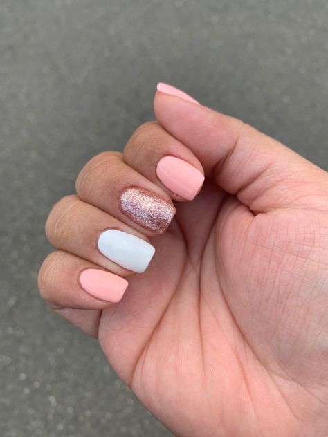 Simple Nails Rose Gold, Rose Gold Gel Manicure, Bachelorette Nails Bridesmaid Pink, Pink And White And Gold Nails, Dusty Rose And White Nails, Light Pink And Rose Gold Nails, Pastel Pink And Gold Nails, Rose Gold And White Nails Design, Bridesmaid Nails Dusty Rose