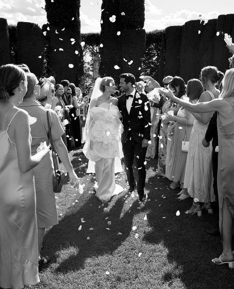 Style Me Pretty on Instagram: "There's nothing quite like a B&W action shot to add a timeless tone to the most magical day. We are absolutely 𝙡𝙞𝙫𝙞𝙣𝙜 for the fashion and natural elegance of this La Foce garden wedding. ⁠ ⁠ Photo @antonovakseniya⁠ Assistant @angelika.dupuis⁠ Video @paramonova_movies⁠ Planner @theweddingcompanymuc⁠ MUAH @hottbrides_brautstyling⁠ Dress @kaviargauche_official⁠ Venue @lafoce⁠ Bride and Groom @julepipilotta @cameronthorp⁠ ⁠ #littleblackbook #weddingphotography #s Cotswolds Wedding, Chloe Sevigny, Connecticut Wedding, Marquee Wedding, Photo Couple, Best Wedding Photographers, Wedding Hair And Makeup, Archipelago, Just Married