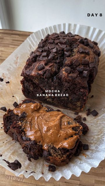 Emma Petersen 🥕 on Instagram: "DAY 8 of VEGANUARY | Mocha banana bread 🤎 If you love banana bread AND you love chocolate and coffee… STRAP IN. I intentionally gave this 5 minutes less in the oven than usual to retain some goo factor and ohhh boy am I glad I did. Absolutely divine, especially when slathered in PB ▫️ 3 large bananas, mashed ▫️ 60g coconut oil, melted ▫️ 60g maple syrup ▫️ 2 flax eggs* ▫️ 200g plain flour ▫️ 1 tsp baking soda ▫️ 1/4 tsp salt ▫️ 1 tsp cinnamon ▫️ 30g cocoa powder ▫️ 50ml milk to mix the cocoa powder in ▫️ 5g instant coffee ▫️ Vegan dark chocolate chunks, to top *Make the flax eggs by combining 2 tbsp milled flaxseed with 5 tbsp water. Set aside for at least 5 mins to thicken before using. Mix together the wet ingredients, then follow with the dry and mix w Mocha Banana Bread, Flax Eggs, Chocolate And Coffee, Yum Recipes, Vegan Dark Chocolate, Gluten Free Egg Free, Blood Sugar Diet, Healthier Recipes, Baking Soda Uses