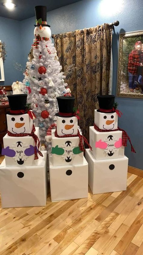 Snow Man Present Tower, Snow Man Gift Boxes, Snowman Christmas Present Boxes, Snowmen Present Boxes, Snowmen Gift Tower, Present Snowman, Snowman Party Decorations, Snowman Gift Tower Cute Ideas, Snowman Wrapping Ideas