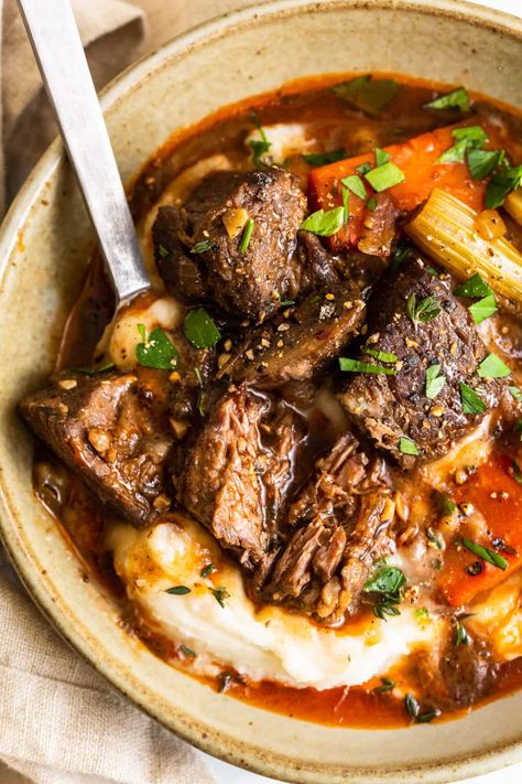 Traditional Irish Beef Stew, Traditional Irish Stew, Beef Stew Stove Top, Beef Stew Seasoning, Beef Chunks, Guinness Beef Stew, Irish Beef Stew, Over Mashed Potatoes, Irish Beef